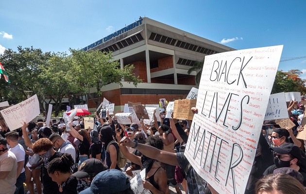 Los manifestantes en el Downtown de Miami llevaron carteles en los que se leían frases como 