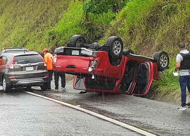 Tras chocar con el barranco, el pick up quedó con las llantas hacia arriba. Foto: Melquíades Vásquez.