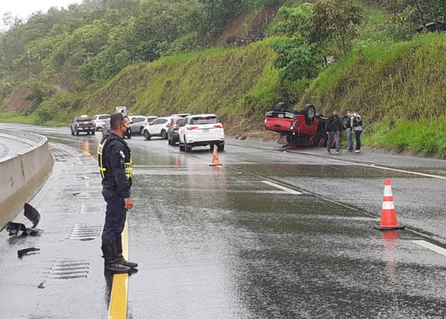 Tras chocar con el barranco, el pick up quedó con las llantas hacia arriba. Foto: Melquíades Vásquez.