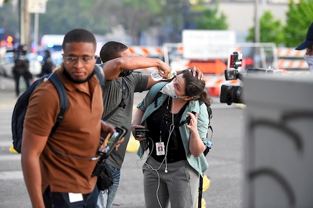 Entre los detenidos figura el fotógrafo de EPA, puesto más tarde en libertad, mientras que el periodista de Efe logró sortear el arresto en medio del caos.