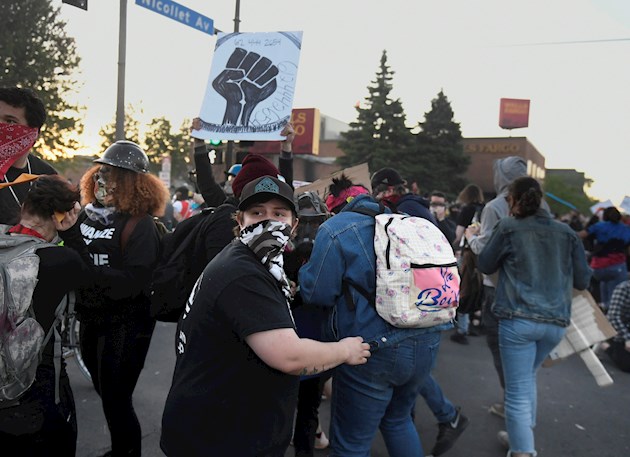 Como en la caótica víspera, la comisaría del Distrito Quinto fue el lugar de reunión de todos aquellos que siguen protestando por el asesinato de Floyd.