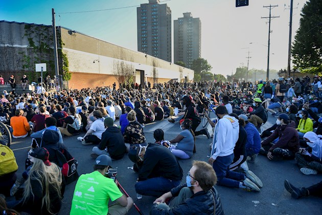 La brutalidad policial, la chispa que encendió las protestas a inicios de semana por el asesinato del afroamericano George Floyd, fue también lo que las aplacó, al menos de momento.