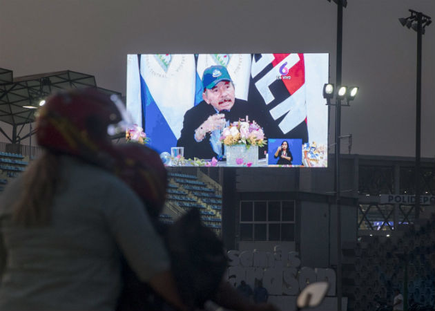 Anciano de 85 años muere haciendo fila en Nicaragua, persiste silencio oficial sobre si fue por COVID-19 El Gobierno del presidente Daniel Ortega, sólo ha reportado 14 casos de coronavirus, incluyendo 5 muertos. Fotos: EFE.