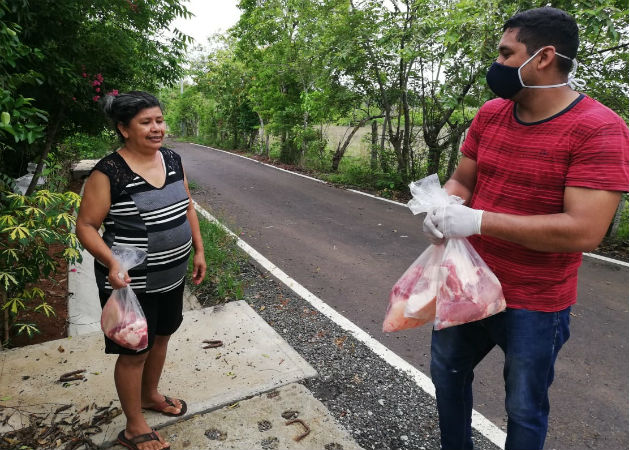 Porcinocultores regalan 7,000 libras de carne a familias en el distrito de Ocú Los porcinocultores mantendrán la distribución todos los sábados. Fotos: Thays Domínguez.