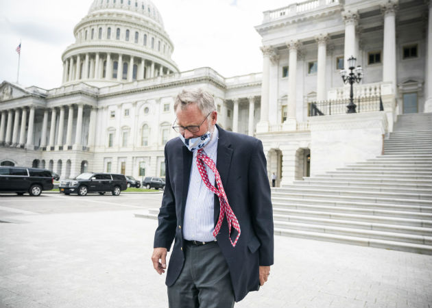 Líder de Inteligencia del Senado de EE.UU. dimite por denuncias de corrupción El senador Richard Burr baja la escalinata del Capitolio en Washington. Fotos. EFE.