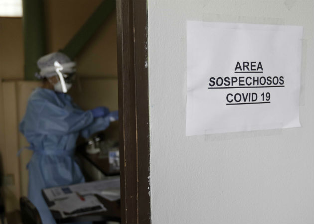 Una doctora realiza una prueba de coronavirus en una clínica de San José. Fotos: EFE.