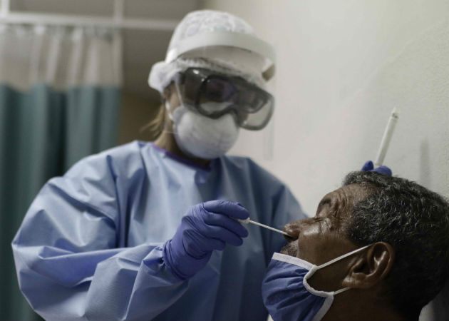 Una doctora realiza una prueba de coronavirus en una clínica de San José. Fotos: EFE.