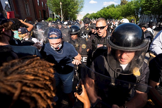 Trump estuvo en el búnker cerca de una hora antes de regresar al sector de la Casa Blanca que le sirve de residencia, mientras en el exterior los manifestantes tiraban piedras y mantenían escaramuzas con los agentes.