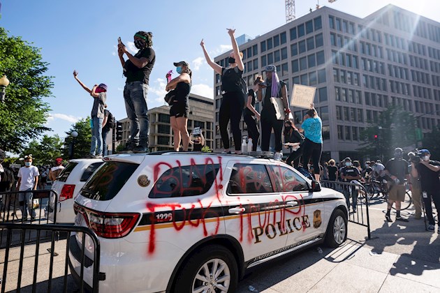 El presidente criticó a Washington, D.C., el alcalde Muriel Bowser (D) en un tweet el domingo por la mañana después de la protesta, acusándola de no permitir que la policía de DC ayude a los agentes del Servicio Secreto.