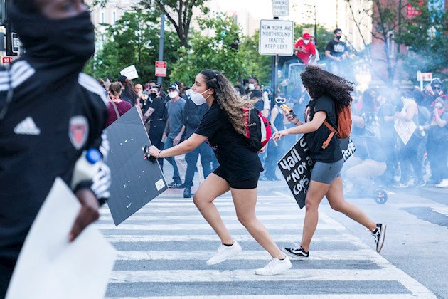 El New York Times indicó que el presidente fue llevado al búnker en la noche del viernes mientras los manifestantes forcejeaban con los agentes del Servicio Secreto.