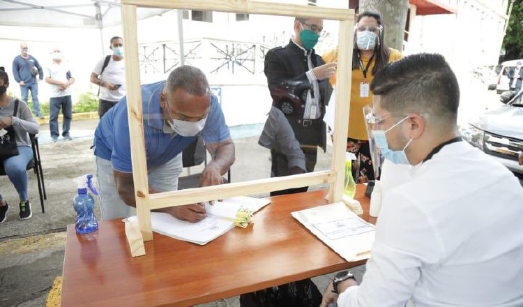 Algunas personas acudieron ayer a notificarse en el Órgano Judicial. 