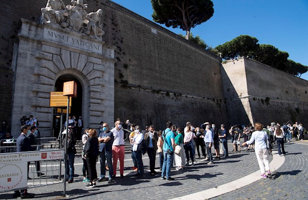 La directora de los Museos Vaticanos, Barbara Jatta, salía a la puerta a saludar a los visitantes con un radiante: 