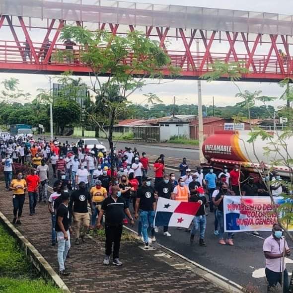 La manifestantes cerraron un carril, bajo la vigilancia atenta de la Policía Nacional.