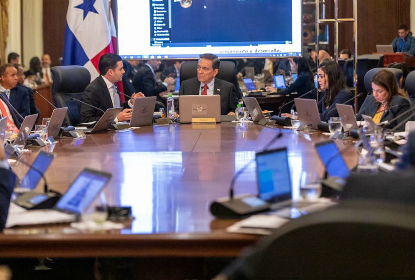 Ministro de economía Héctor Alexander continúa al frente de sus responsabilidades.