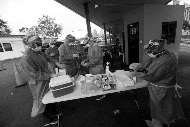 Es aterrador pensar en una situación en que las pruebas de detección del virus no fueran, en un principio, universalizadas sin costo. Foto: Archivo.