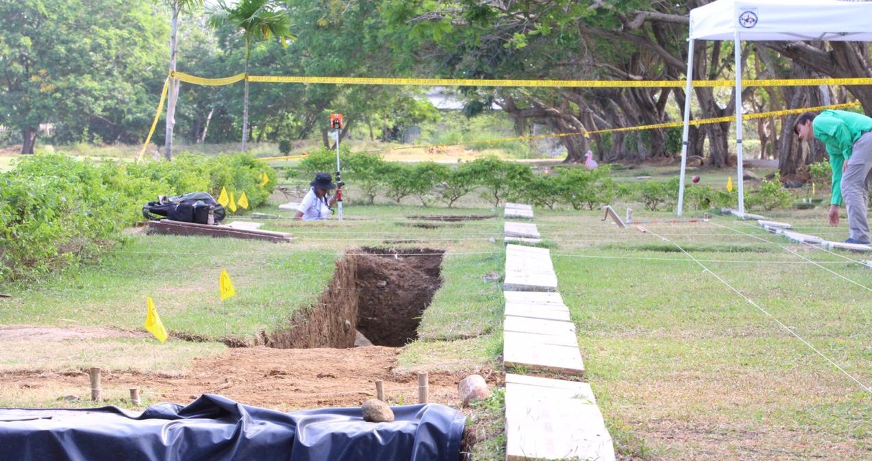 Las exhumaciones de las víctimas de la invasion se realizan en el Jardín de Paz.