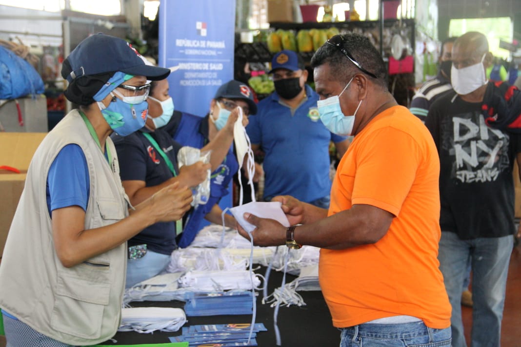 Dentro de Merca Panamá se verificó  que tanto clientes como vendedores cumplieran con las medidas sanitarias.