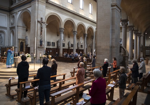 Un servicio en una iglesia reabierta en Munich, Alemania, a mediados de mes. Los fieles deben guardar la distancia. Foto / Lukas Barth-Tuttas/EPA, vÍa Shutterstock.