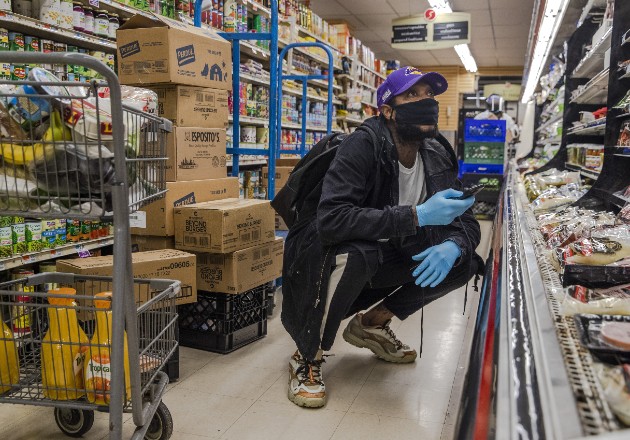 Gerald Timothee se siente “como un héroe” entregando comestibles. Foto / Brittainy Newman/The New York Times.