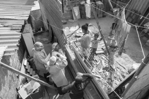 La actual cuarentena ha exacerbado las dificultades sociales ya existentes, originadas por la pobreza y desigualdad social. Foto: AP.