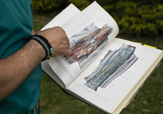 Madi el-Haj dijo que usa habitualmente un atlas anatómico de origen nazi. Foto / Dan Balilty para The New York Times.