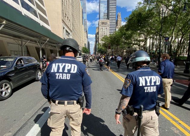 Policías de Nueva York siguen una manifestación por la muerte del afroestadounidense George Floyd. Fotos: EFE. 