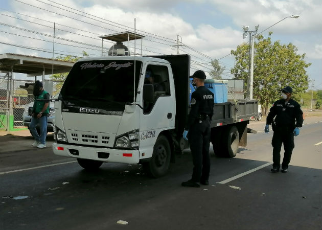 Los policías son los que toman la temperatura en los puntos de control sanitario.