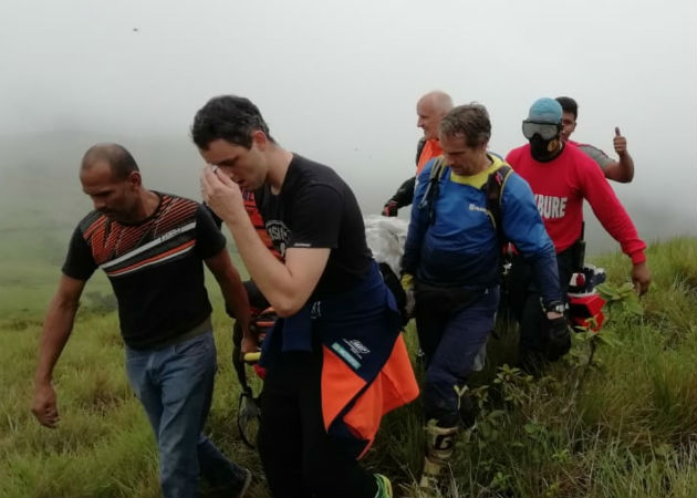 Bomberos y rescatistas lograron rescatar el herido. Foto: Mayra Madrid.