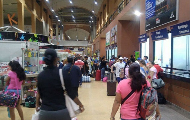 Decenas de pasajeros esperan respuesta en la terminal de transporte de Albrook.