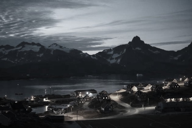 Tasiilaq, pueblo en la zona oriental de Groenlandia, casi rozando con el Círculo Polar Ártico. Tiene 3.000 habitantes, coloridas casas y singulares paisajes. La región posee entre el 25 y el 30% de las reservas mundiales. Foto: AP.