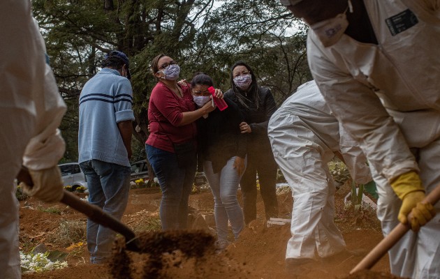 Familiares de una víctima del coronavirus. (Victor Moriyama/The New York Times)