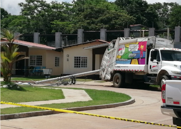 El poste fue ederribado por un camión recolector de la misma empresa de limpieza. Foto: Eric Montenegro.