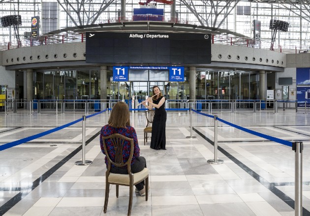 Stephanie Winker tocó la flauta para Annika Fink en un recital reciente en el Aeropuerto de Stuttgart, Alemania. Foto / Louisa Marie Summer para The New York Times.