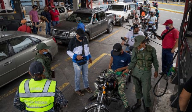 Conductores hacen fila para abastecerse de combustible. EFE