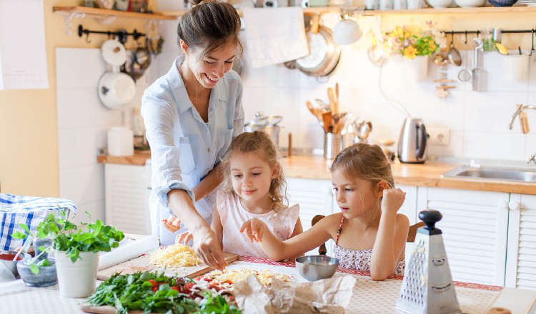 Los chicos pueden aprender sobre medidas, seguir instrucciones y leer recetas.  Pixabay