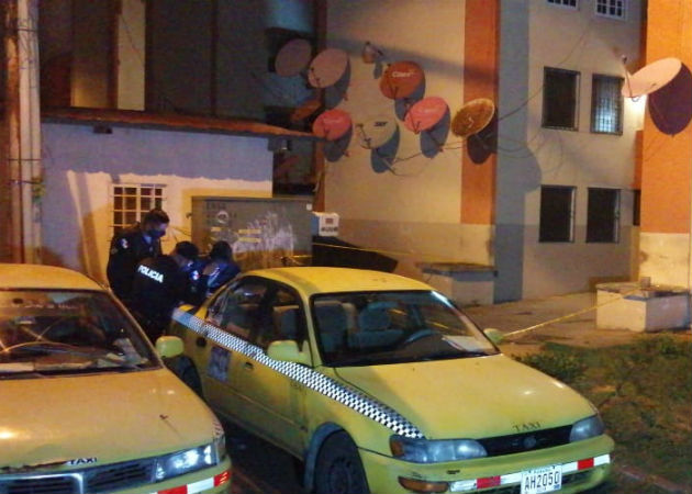 Policías en la escena del crimen en Los Lagos. Foto: Diómedes Sánchez. 