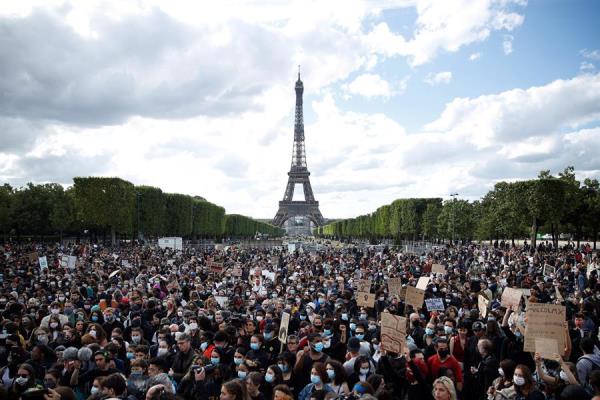 En París, entre 1,000 y 2,000 personas se concentraron junto a la plaza de la Concordia a unos cientos de metros de la embajada de EE.UU., donde pretendían celebrar su convocatoria. FOTO/EFE