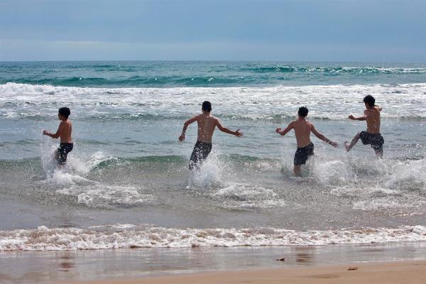 La temporada comenzó en las playas del Algarve (sur) y de la región de Lisboa y se irá extendiendo progresivamente por el resto del país hasta finales de mes, cuando toda la costa portuguesa tendrá que cumplir las reglas definidas para poder darse un baño y tomar el sol con seguridad. FOTO/EFE