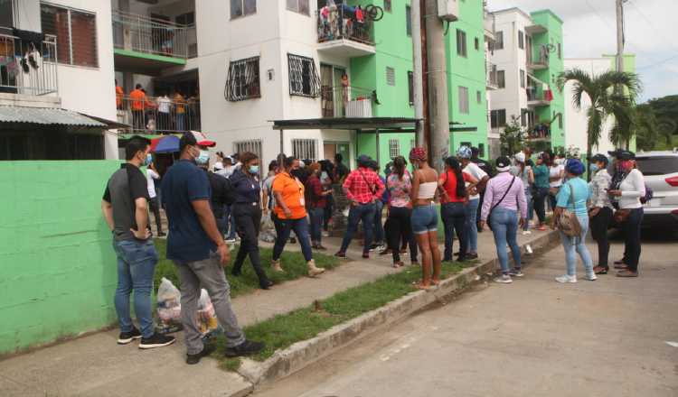 Funcionarios en medio de labores de solidaridad, mientras se ignora el distanciamiento físico.