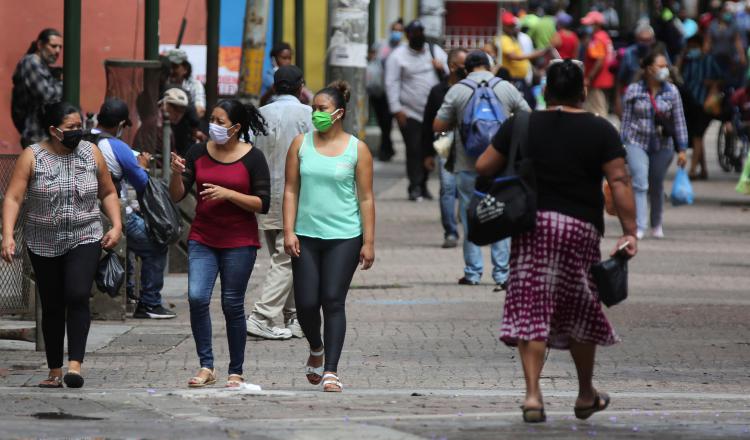 Mujeres con tapabocas caminan por la Calle Peatonal. EFE