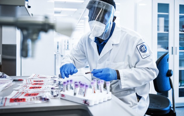 Harry Henri, asistente de investigación, trabaja con muestras de sangre de pacientes con coronavirus en Nueva York, el 26 de mayo de 2020. (Misha Friedman/The New York Times)