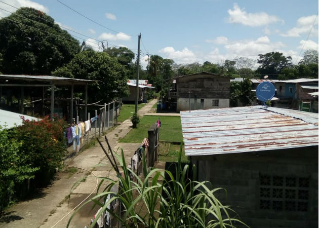 Personal del Minsa con vestimenta de protección verifica las casas de los contagiados. Fotos. Cortesía. 