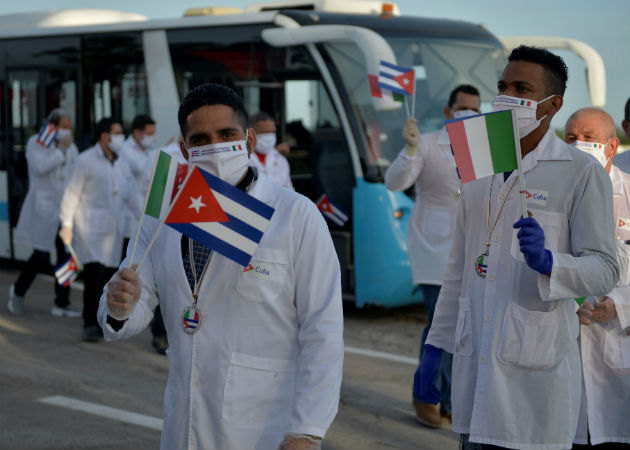 Los médicos fueron recibidos en el aeropuerto habanero José Martí, en medio de medidas de bioseguridad. Fotos: EFE.