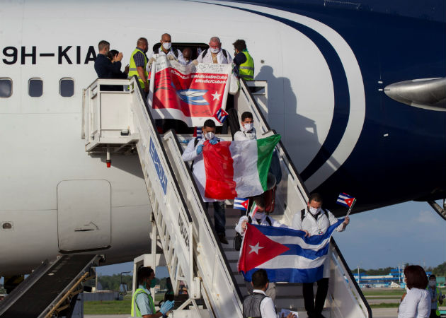 Los médicos fueron recibidos en el aeropuerto habanero José Martí, en medio de medidas de bioseguridad. Fotos: EFE