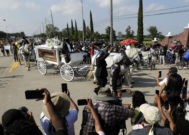 El cortejo fúnebre con los restos de George Floyd llegan al Cementerio de Pearland, Texas. Fotos: AP.