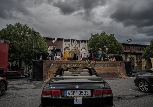 La función de Teatro Nacional Checo en el estacionamiento de un mercado de verduras. El público mostraba aprobación al tocar el claxon. Foto / Laetitia Vancon para The New York Times.