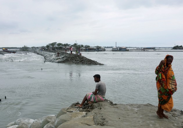 Un terraplén en Satkhira, Bangladesh que se deslavó por el Ciclón Amphan en mayo. Foto / Reuters.