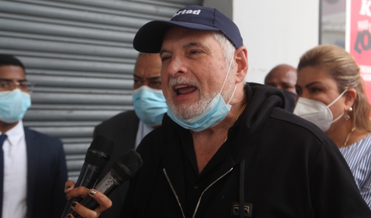 Ricardo Martinelli a su llegada ayer al edificio Avesa a presentar la denuncia contra el exmagistrado Jerónimo Mejía. Foto: Víctor Arosemena 