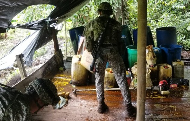 En el complejo, las tropas encontraron 13 533 litros de insumos líquidos, así como 1476 litros de pasta base de coca en proceso y más de 1 tonelada de clorhidrato de cocaína. (Foto: Brigada de Infantería de Marina N.o 4 de la Armada Nacional de Colombia)