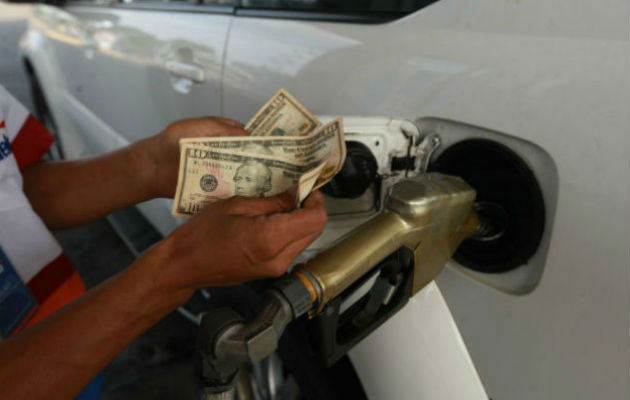 La medida de regular nuevamente los precios del combustible fue tomada porque sigue existiendo distroción del precio en este mercado. 